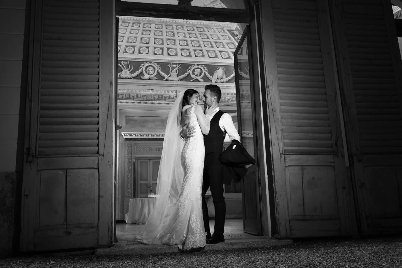 Sposi sulla soglia, bianco e nero