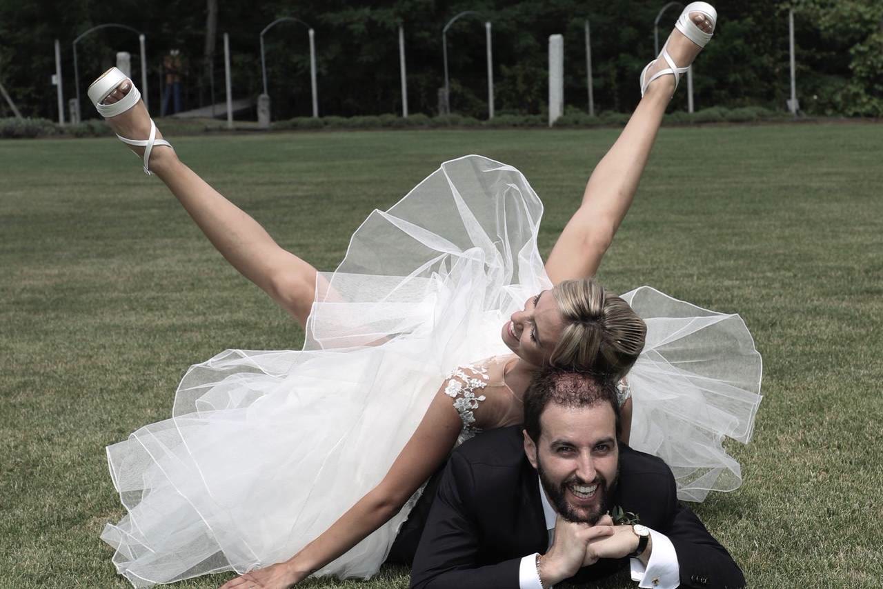 Sposa con velo sul prato