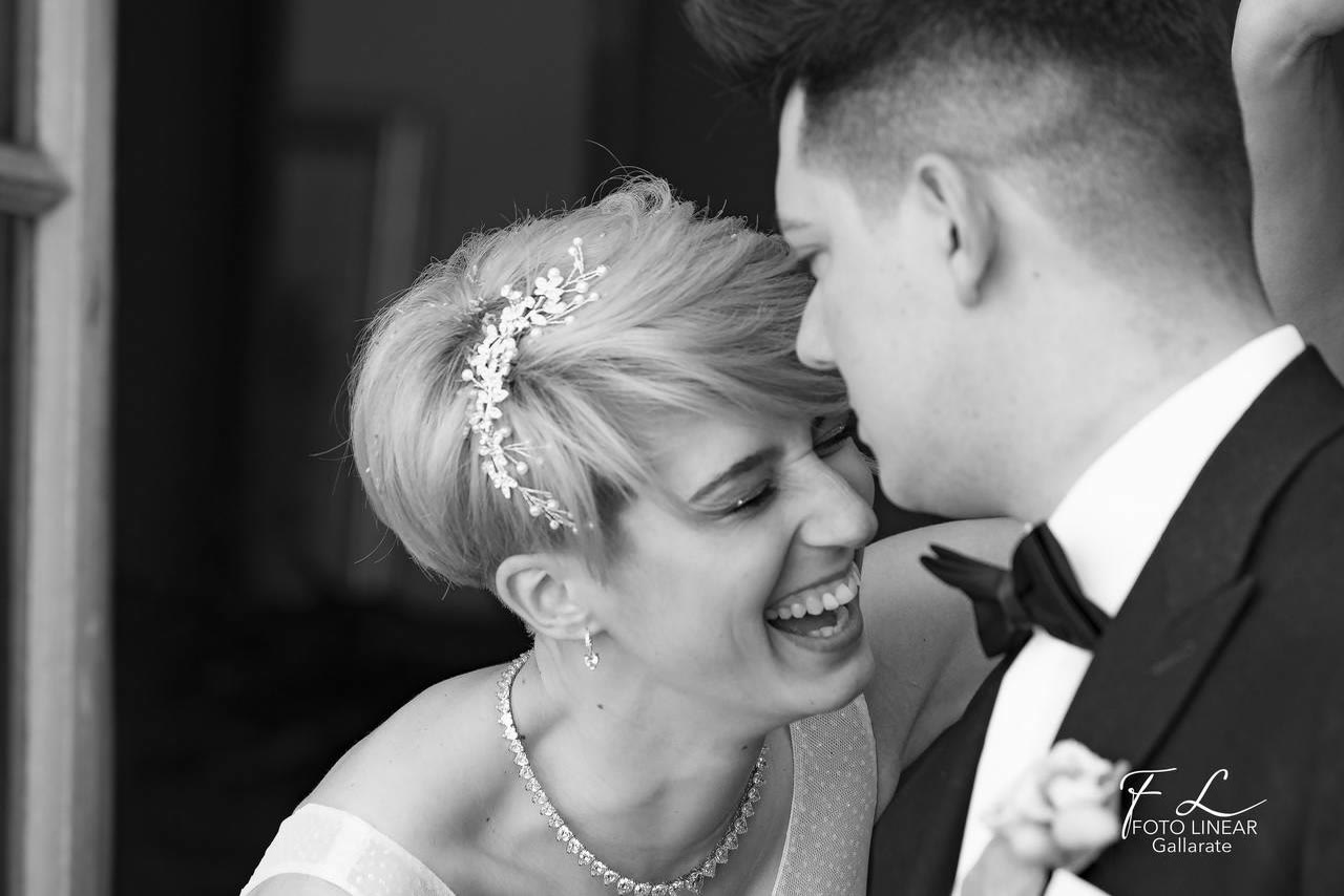 Il bacio degli sposi in bianco e nero